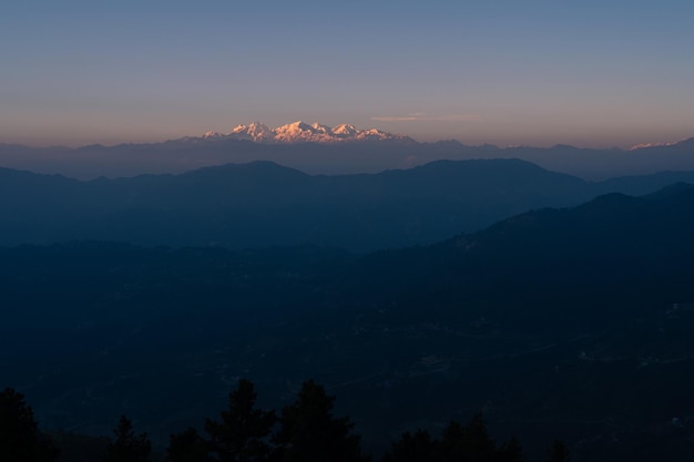 Słońce zachodzi nad górami himachal pradesh.