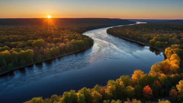 Zdjęcie słońce zachodzi nad rzeką otoczoną drzewami.