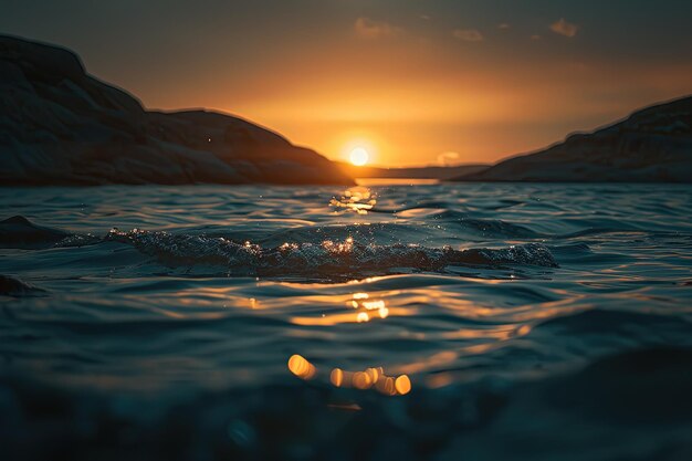 Słońce zachodzi nad wodą.
