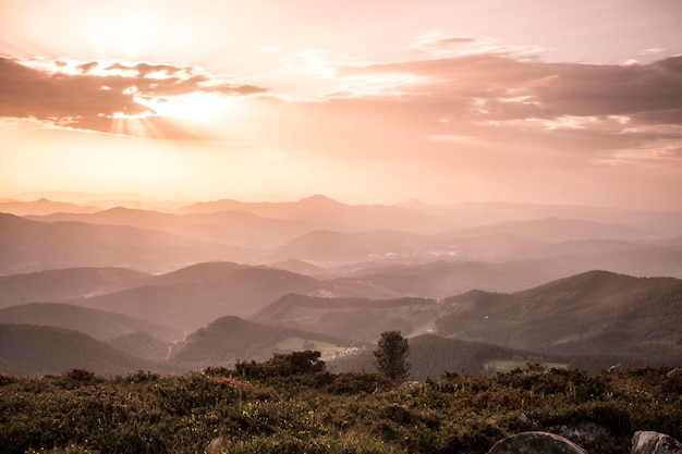 Zdjęcie słońce zachodzi nad zielonymi wzgórzami kraju basków