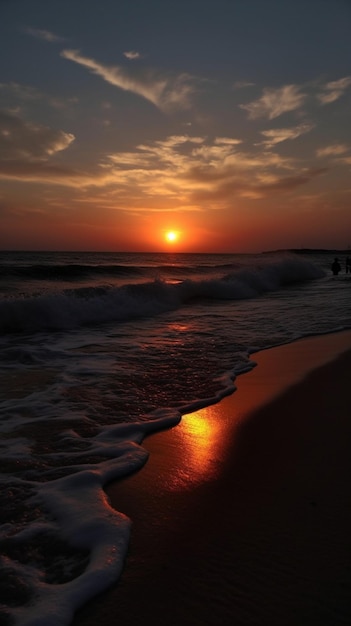 Słońce zachodzi wieczorem na plaży.