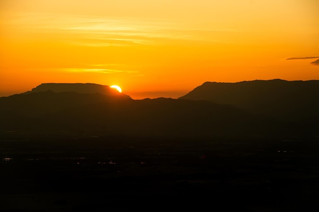 Słońce zachodziło na skraju grzbietu Góry. zachód słońca