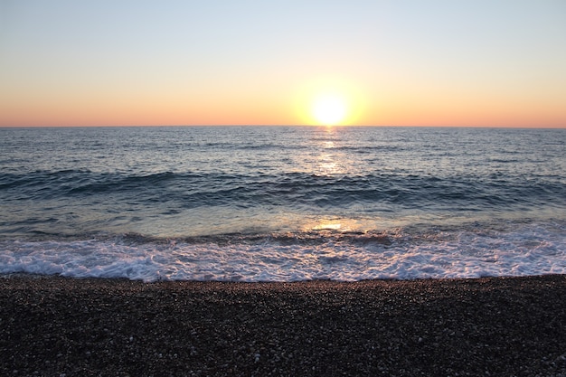 słońce zbliża się do horyzontu nad powierzchnią Morza Czarnego