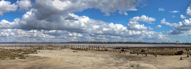 Słone, wysychające jezioro Kuialnik koło Odessy na Ukrainie
