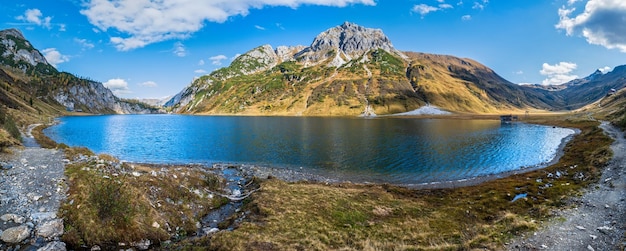 Słoneczna jesień alpejskie jezioro Tappenkarsee i skaliste góry nad Kleinarl Land Salzburg Austria