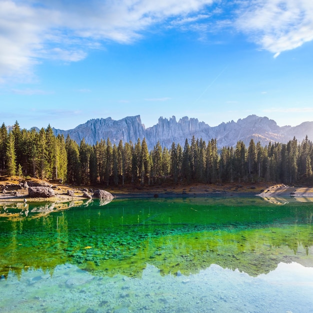 Słoneczna kolorowa jesień alpejskie Dolomity górska scena Sudtirol Włochy Widok Karersee lub Lago di Carezza