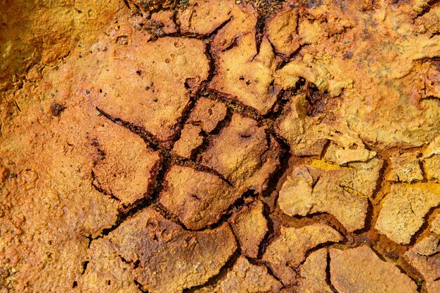 Zdjęcie słoneczna pęknięta gliniana gleba w rio tinto