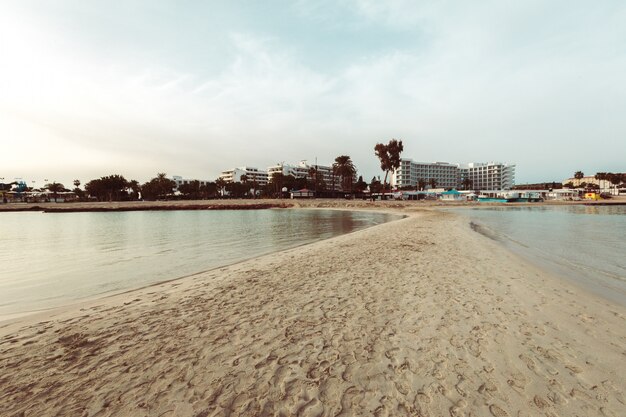 Słoneczna piaszczysta plaża