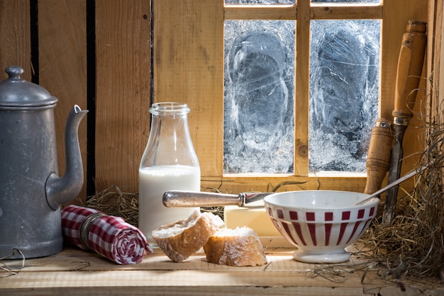 Zdjęcie słoneczne poranne śniadanie z mlekiem w pobliżu okna