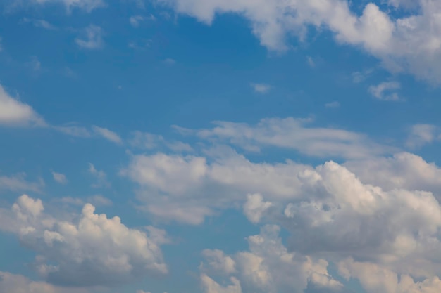 Słoneczne tło z niebieskim niebem i białymi chmurami w ciągu dnia Piękne jasne pochmurno w słońcu spokojny sezon Pochmurne słoneczne niebo rano Niebo tło z dużymi chmurami z miękkim światłem od słońca