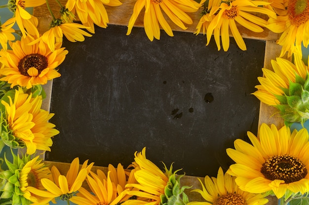 Zdjęcie słoneczniki na niebieskim tle drewnianych, miejsce na tablicy, widok z góry