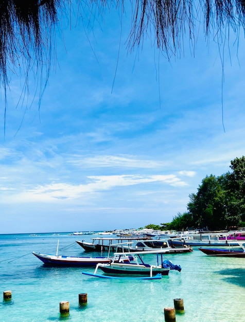 słoneczny dzień na indonezyjskiej plaży