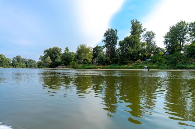 Słoneczny dzień na spokojnej rzece latem