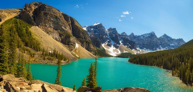 Słoneczny dzień nad jeziorem Moraine w Parku Narodowym Banff Alberta Kanada