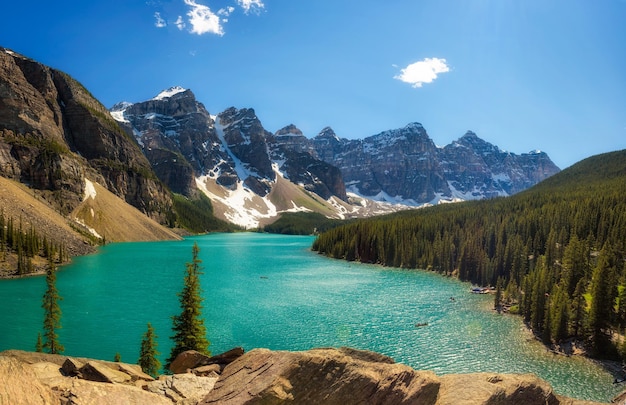 Słoneczny dzień nad jeziorem Moraine w Parku Narodowym Banff w Kanadzie