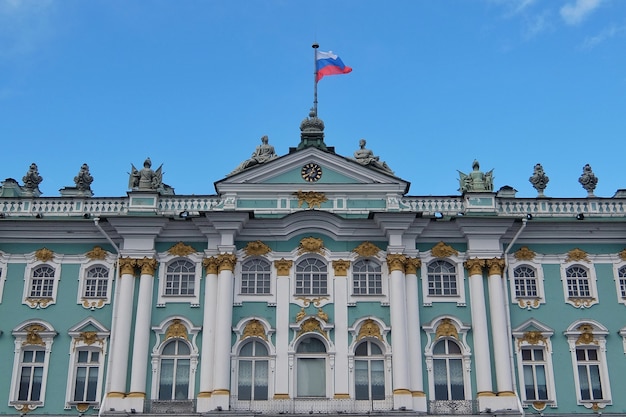 Słoneczny Dzień W Sankt Petersburgu Rosyjska Flaga Latająca Nad Fasadą Państwowego Muzeum Ermitażu