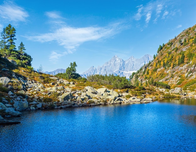 Słoneczny jesienny widok na góry Spokojne górskie jezioro leśne z przezroczystą wodą i odbiciami Spiegelsee lub Mirror Lake Reiteralm Steiermark Austria