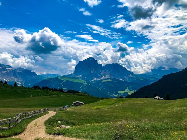 Słoneczny krajobraz gór Dolomitów, Włochy