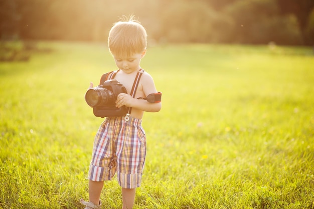 Słoneczny portret dziecka z aparatem