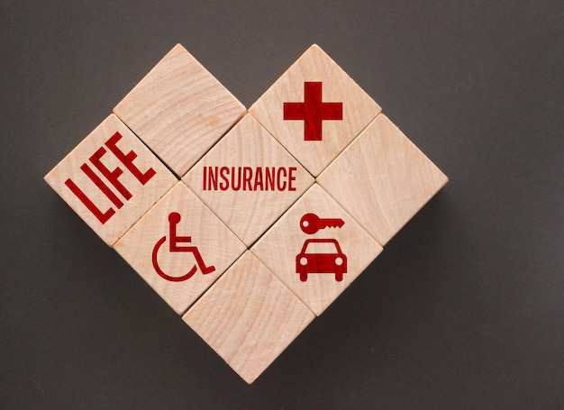 Słowa i ikony ubezpieczenia na życie na drewnianych kostkach Inteligentna koncepcja ubezpieczenia zdrowotnego symbolizuje ubezpieczenie w celu ochrony i pokrycia ryzyka obrażeń, choroby lub wypadku samochodowego