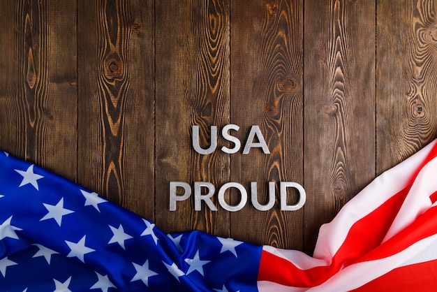 Słowa Usa Dumnie Ułożone Srebrnymi Metalowymi Literami Na Brązowej Drewnianej Powierzchni Z Flagą Stanów Zjednoczonych Ameryki