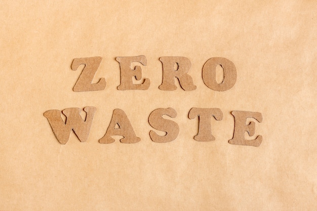 Słowa Z Liter Zero Waste Wycięte Z Tektury Z Papieru Rzemieślniczego