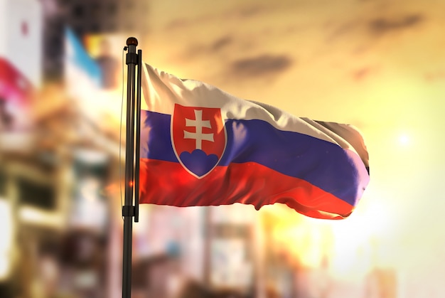 Słowacja Flaga Przeciwko Miasta Rozmyte Tło W Sunrise Backlight