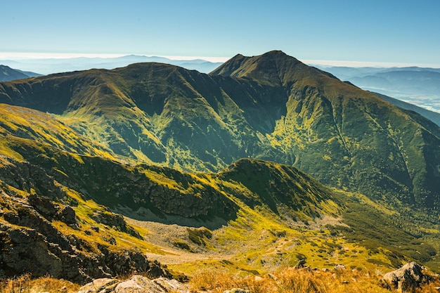 Słowacja Wysokie Tatry Góry z łąką Zapadne Tatry Słowacja Wędrówki po Słowacji Góry Banikowa i Dolina Żarska