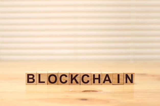 Zdjęcie słowo blockchain napisane na drewnianym bloku blok łańcucha tekstu na drewnianym stole dla koncepcji projektu