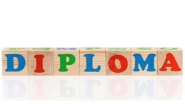 Słowo dyplom utworzone przez kolorowe drewniane klocki alfabetu izolowane na białym tle