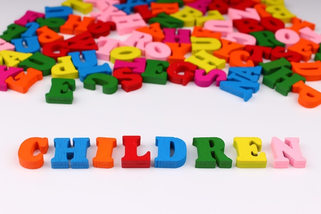 Słowo dzieci z kolorowymi literami
