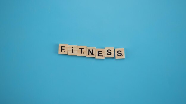 Słowo fitness pisane drewnianymi literami