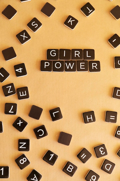 Słowo Girl Power napisane na czarnych literach