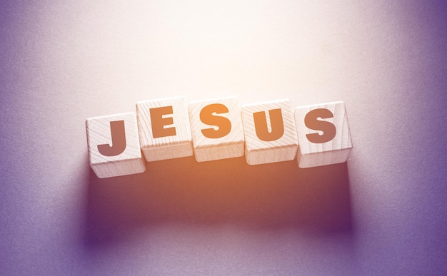 Zdjęcie słowo jezusa napisane na drewnianych kostkach