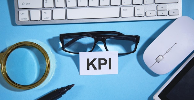 Słowo KPI na papierze z obiektami biznesowymi