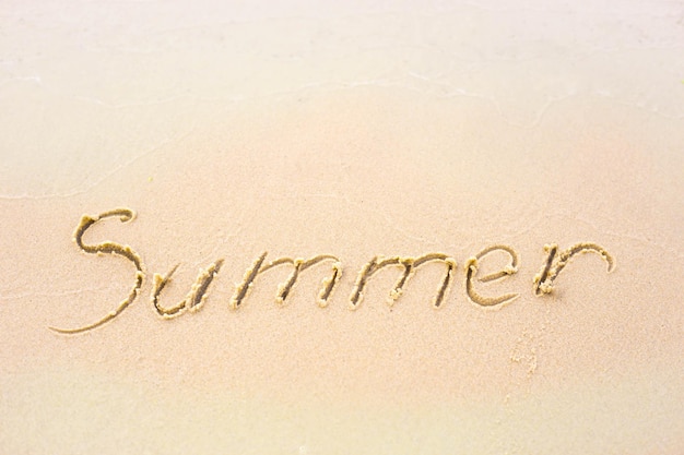 Zdjęcie słowo lato na piasku. koncepcja ciepłej i gorącej pogody. wakacje na piaszczystej plaży.