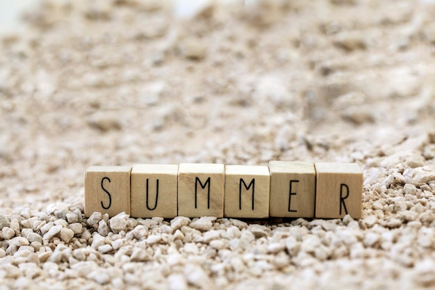Słowo lato na plaży piasek tekstura tło tropikalne wakacje koncepcja kopia przestrzeń