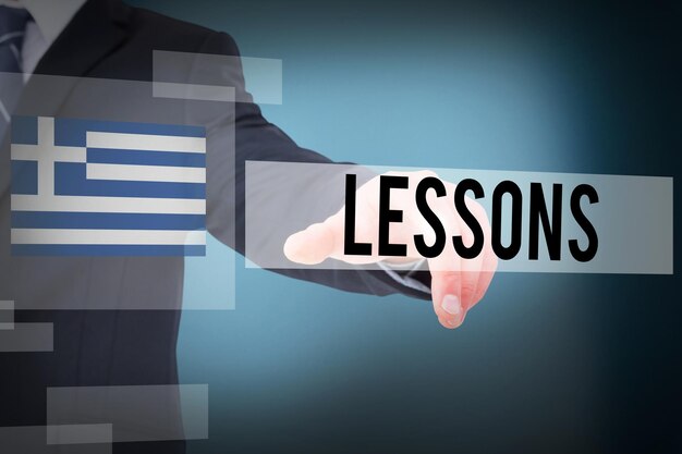 Zdjęcie słowo lekcje i biznesmen w garniturze, wskazując palcem na niebieskim tle