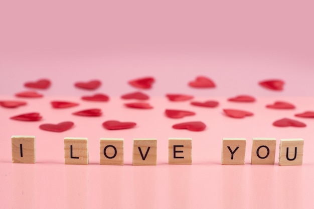 Słowo Miłość Miłość na drewnianych kostkach Motyw miłosny Walentynki Drewniane klocki z literami