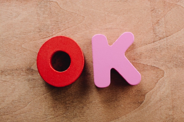 Słowo OK napisane blokami liter