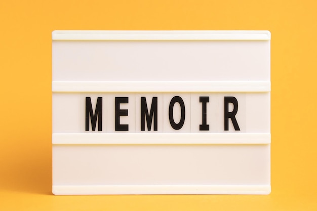 Słowo „pamiętnik” na odizolowanym żółtym tle lightboxa Pamiętnik to dowolny tekst narracyjny oparty na faktach opartych na osobistych wspomnieniach autora. Gatunki literackie