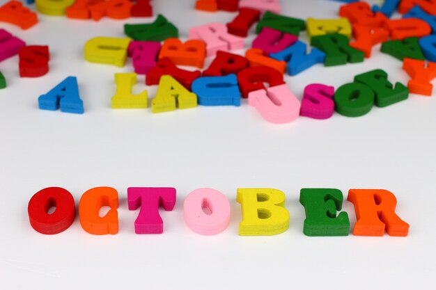 Słowo październik z kolorowymi literami