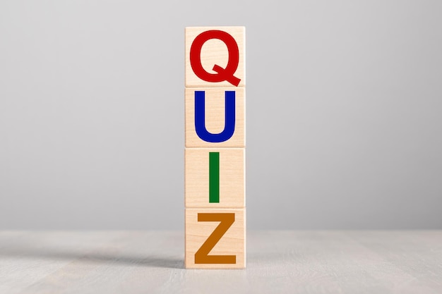 Słowo quizu na blokach drewnianych kostek Quiz test wiedzy i tła