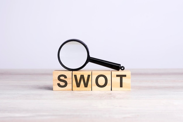 Słowo SWOT wykonane z drewnianych klocków może służyć do marketingu biznesowego i koncepcji edukacji