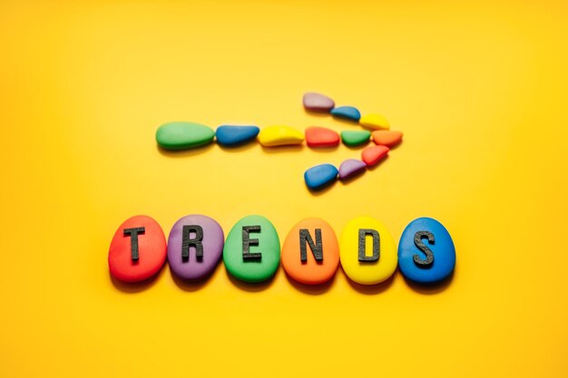 Zdjęcie słowo trendy z kolorowymi blokami na żółtym tle nowoczesny trend koncepcyjny baner do monitorowania