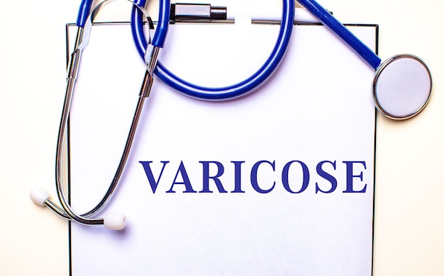 Słowo Varicose Jest Zapisane Na Białej Kartce Obok Stetoskopu