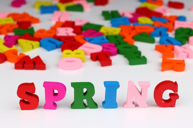 Słowo wiosna z kolorowymi literami