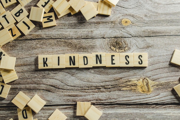 Zdjęcie słowo życzliwości napisane drewnianą kostką