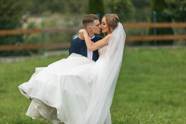 Ślub. Dzień ślubu. Narzeczeni Na ślub Z Luksusowe Dekoracje ślubne. Piękna Panna Młoda I Elegancki Pan Młody Na Ceremonii.