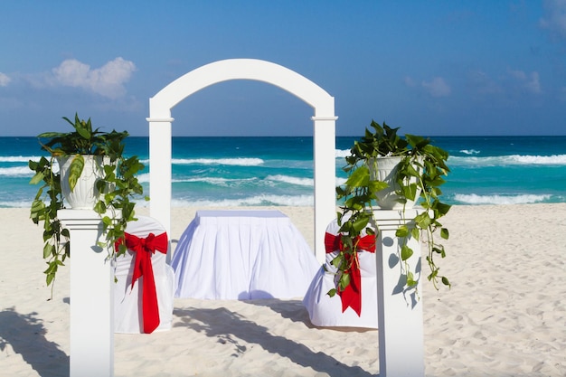 Ślub na plaży w ośrodku wypoczynkowym w Meksyku.